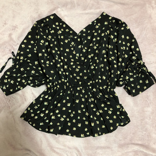 ぽわん袖　小花柄トップス