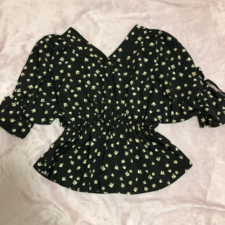 ぽわん袖　小花柄トップスの画像