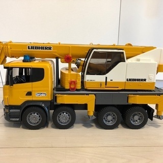 クレーン車　（bruder ドイツ製）