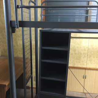 ベッド下にラック付きです。