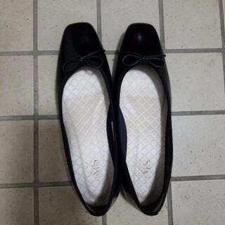 ほぼ新品　エナメル調　黒　幅広　シューズ　ヒール約1センチ