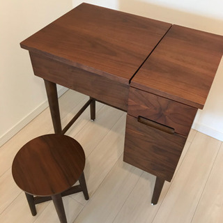 エモ ドレッサー&スツール