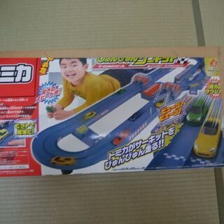 トミカビュンビュンサーキット　ミニカー2台付