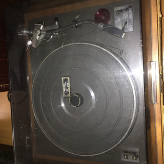 レコードプレーヤーです。可動するかわかりませんがよろしかったらど...