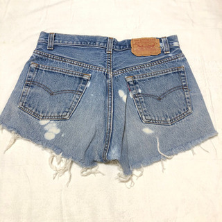 Levis リメイク デニムショートパンツの画像