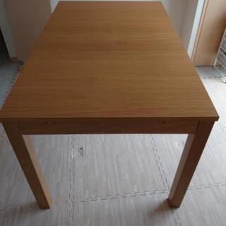 IKEAのダイニングテーブル