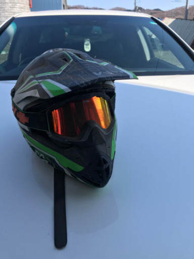 ARCTICCATのヘルメットとゴーグル