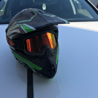 ARCTICCATのヘルメットとゴーグルの画像