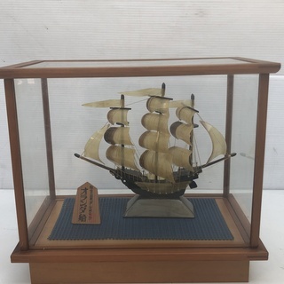 昭和レトロ　 鯨ひげ工芸品 オランダ帆船 木製ガラスケース付き　鯨の髭