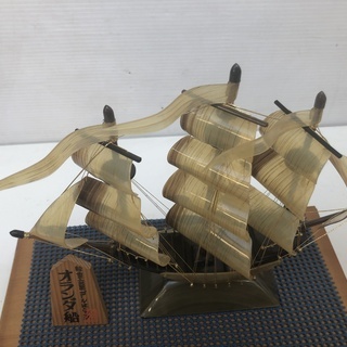 昭和レトロ　 鯨ひげ工芸品 オランダ帆船 木製ガラスケース付き　鯨の髭の画像