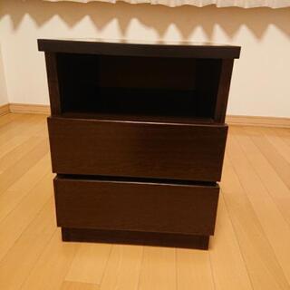 ナイトテーブルだとおもいます。