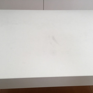 白テーブルの画像