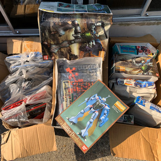 セット　ガンダム　プラモデル　塗料　小道具　雨漏りの為破損ありジャンク扱い　まとめての画像