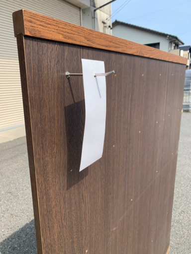 穴が空いた商品を引っ掛けて展示、販売出来る什器
