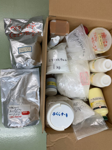 セラミックスパウダーや二酸化チタン粉末、その他謎の粉セット。。。