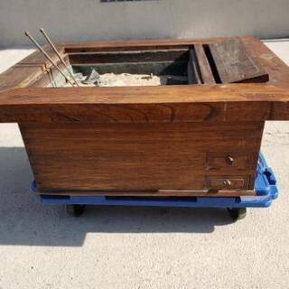 火鉢　真鍮 手付き 火鉢 手炙り 特大 木製台座付き 真鍮製 山水図 古民具 中古