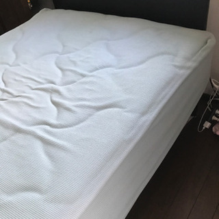 黒いベットマットレス付き取りに来て下さる方に無料で差し上げます