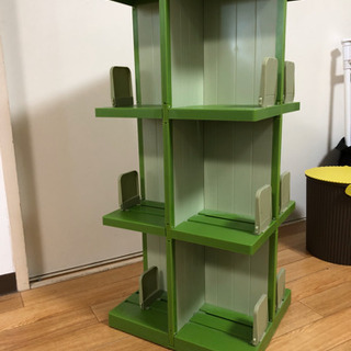 プラスチック製の回転する本棚の画像