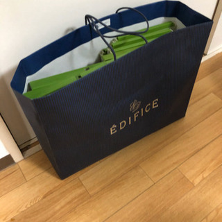 プラスチック製の回転する本棚の画像