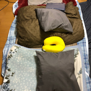 敷布団　羽毛パッド　羽毛布団　毛布2枚　クッション2つ　ネックピ...