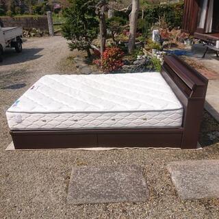 フランスベッド ダブルベッド (宮/照明/引き出し付き)の画像