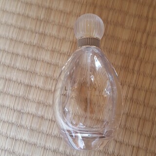 レディース香水ボトルの60％が500円。私の妻はこれを使用しません。元の価格は3000円です。 40％のみ使用。美しいにおいがする。ジェシカ・パーカーの女優香水。 ¥500 for 60% of a bottle of ladys perfume. My wife doesn't use this. Original cost ¥3000. Only 40% used. Smells beautifull. Jessica Parker actress perfume.の画像