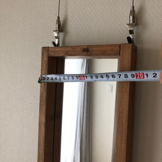 木製枠の小さな姿見の画像