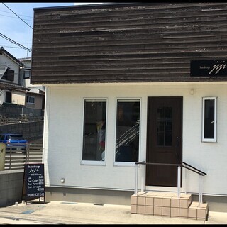 下関市の美容院　hairdesign jiji 【ヘアデザインジジ】です☆　地域の皆様に愛されるお店を目指しております。  小さいお子様から学生さんご年配の方まで幅広い層のお客様にご愛顧いただけますよう努力して参ります。お客様のご要望やお悩みに誠心誠意寄り添い、理解することはもちろんの事、日常でもケアしやすい・扱いやすいヘアスタイルをご提案させて頂きます♪ − 山口県