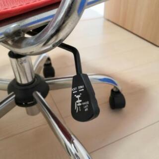 デスクチェア　赤　昇降可能の画像