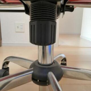 デスクチェア　赤　昇降可能の画像