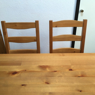 IKEAのダイニングテーブルセットの画像