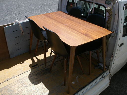 組立式の４人掛けテーブルとイス４客　中古
