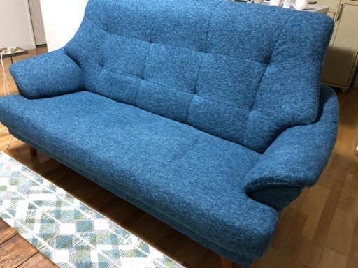 ブルーのソファ