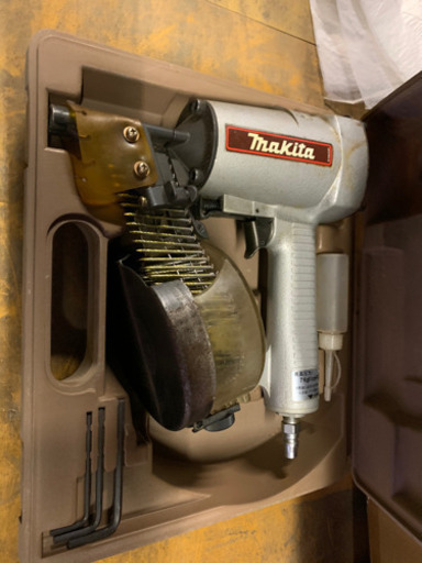高圧エア釘打　マキタ　電動工具