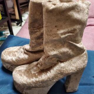 ベージュのブーツの画像
