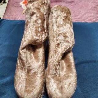 ベージュのブーツの画像