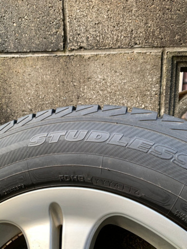 スタッドレスタイヤ　215/65R16