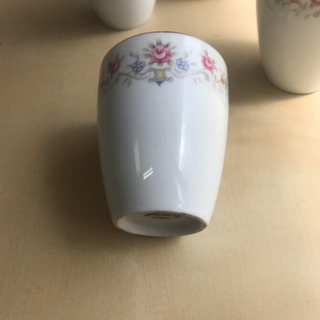コップ　磁器　4つセットの画像