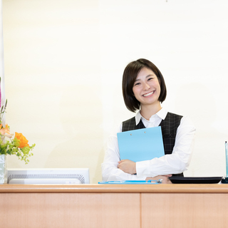 女性活躍中！高時給1250円★未経験OKのホールスタッフ♪入社祝...