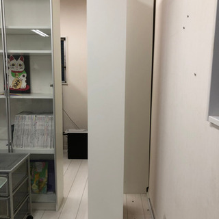 スリムな本棚の画像