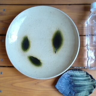 希少！1点もの　木の葉 小皿 葉っぱ＆どんぐり モチーフの可愛いお皿 現品限り ジブリ トトロの世界 どんぐりの模様が愛らしいです。の画像