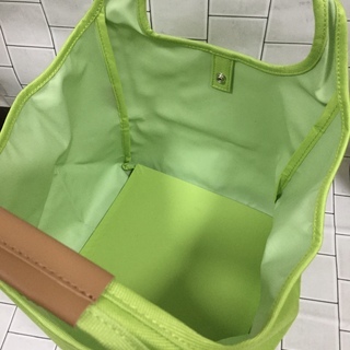 若草色のトートバックの画像