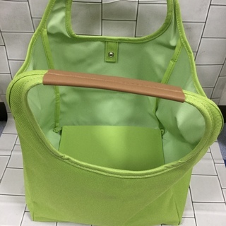 若草色のトートバックの画像