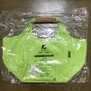 若草色のトートバックの画像