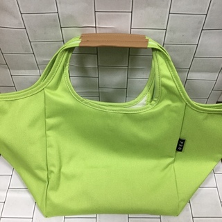 若草色のトートバックの画像