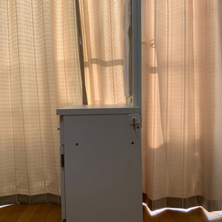 白のドレッサーの画像