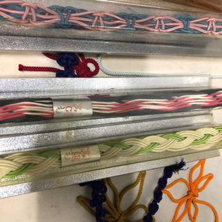 いろいろな工芸品と紐