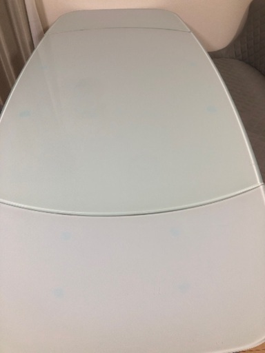 ダイニングテーブルと椅子