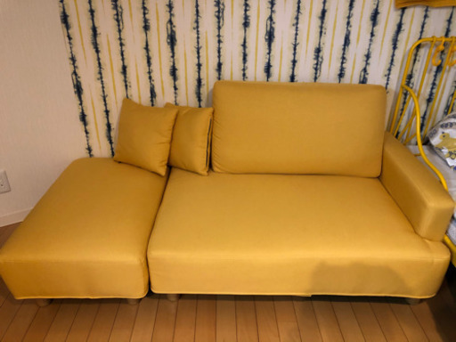 ほぼ新品　黄色のゆったりソファ