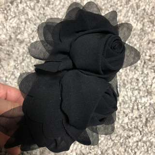 黒バラカチューシャの画像
